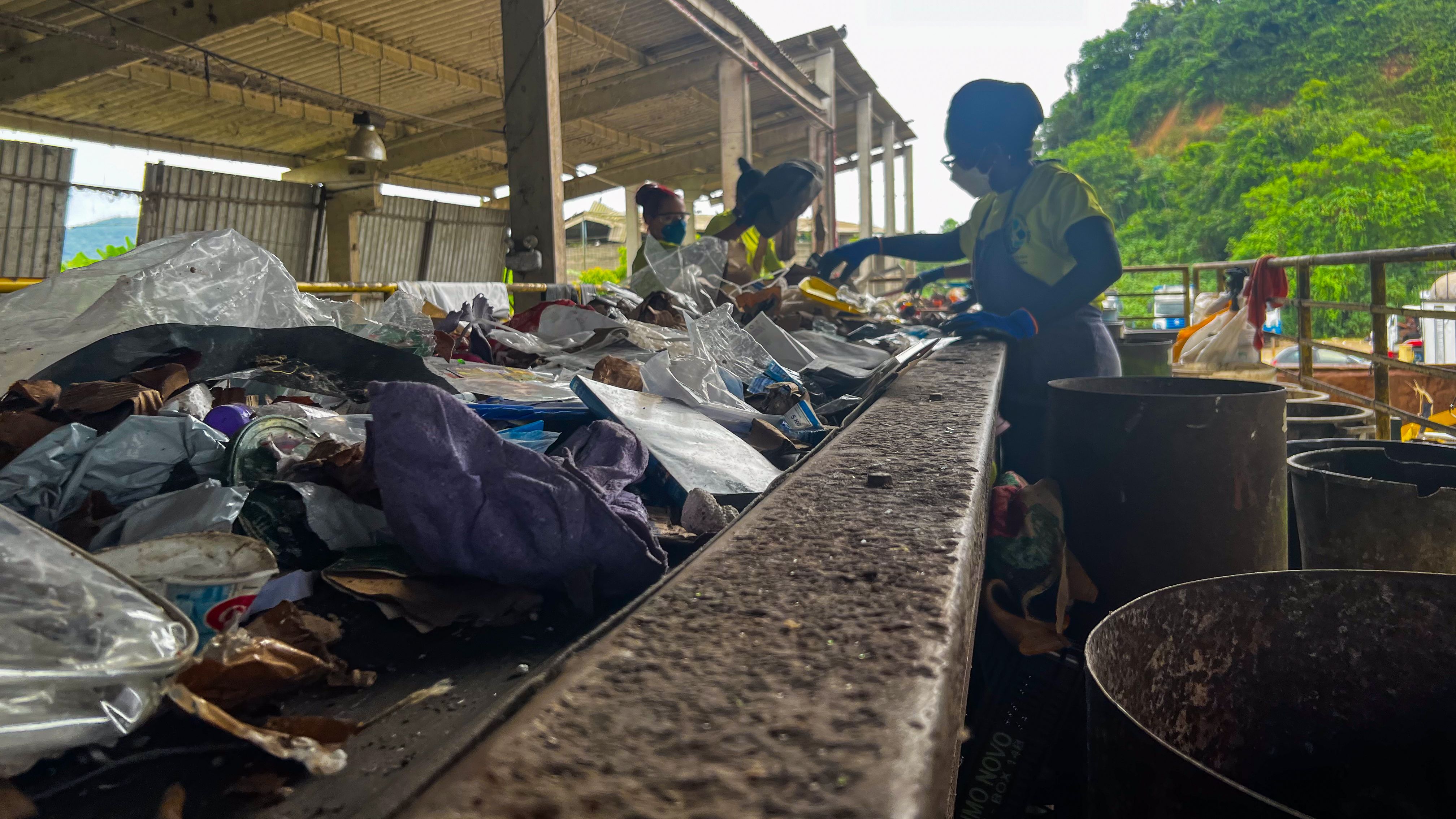 Esteira de triagem do tratamento de resíduos reciclaveis