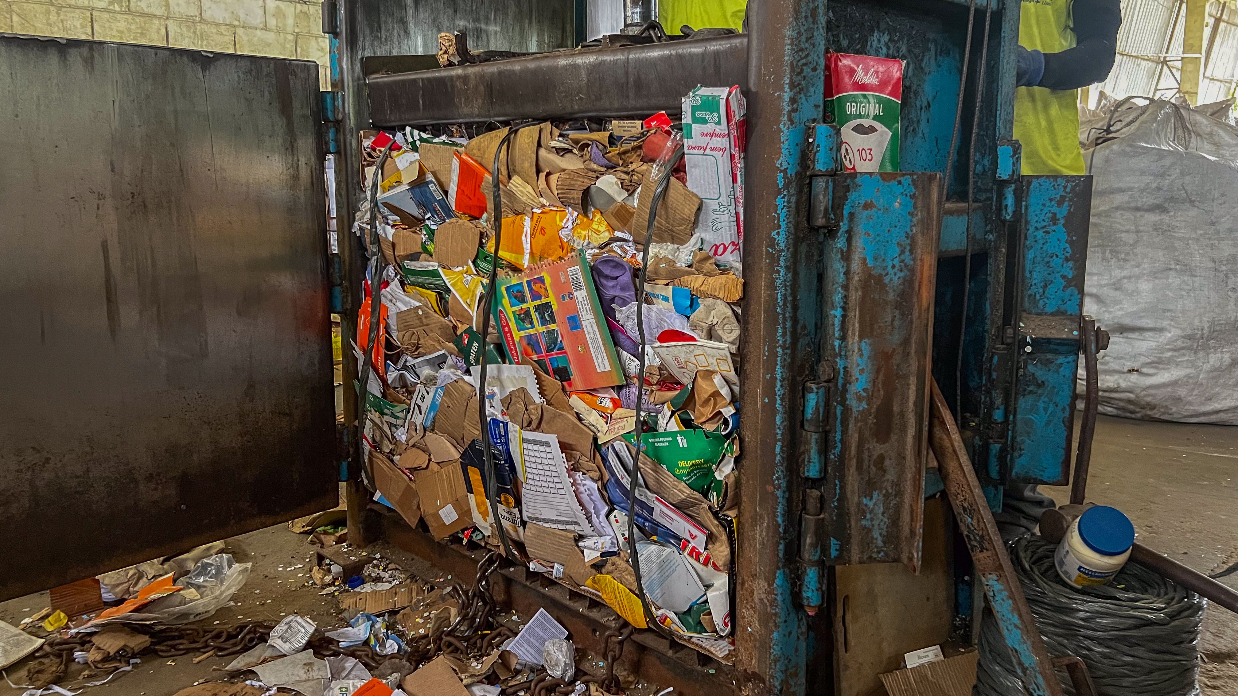 Prensa de resíduos recicláveis
