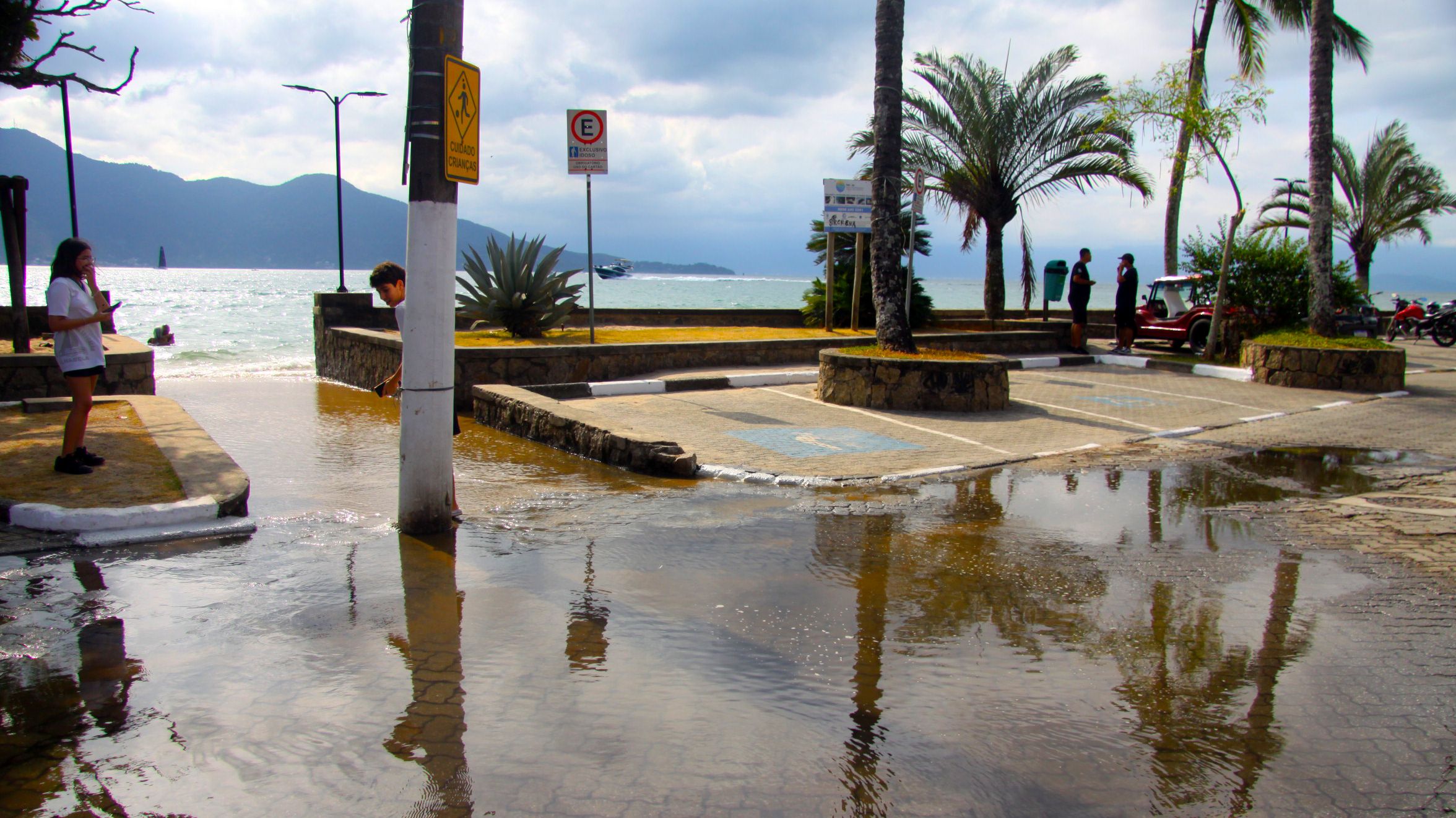 maré cheia em Ilhabela