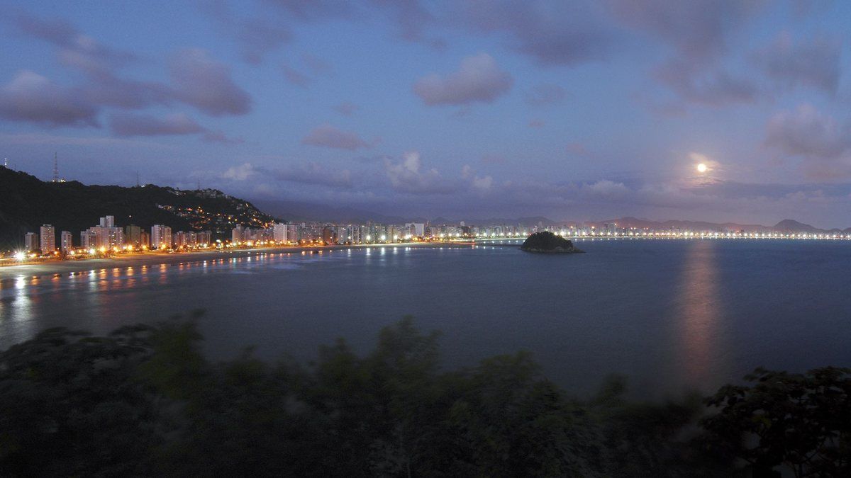 praia do itararé noturna