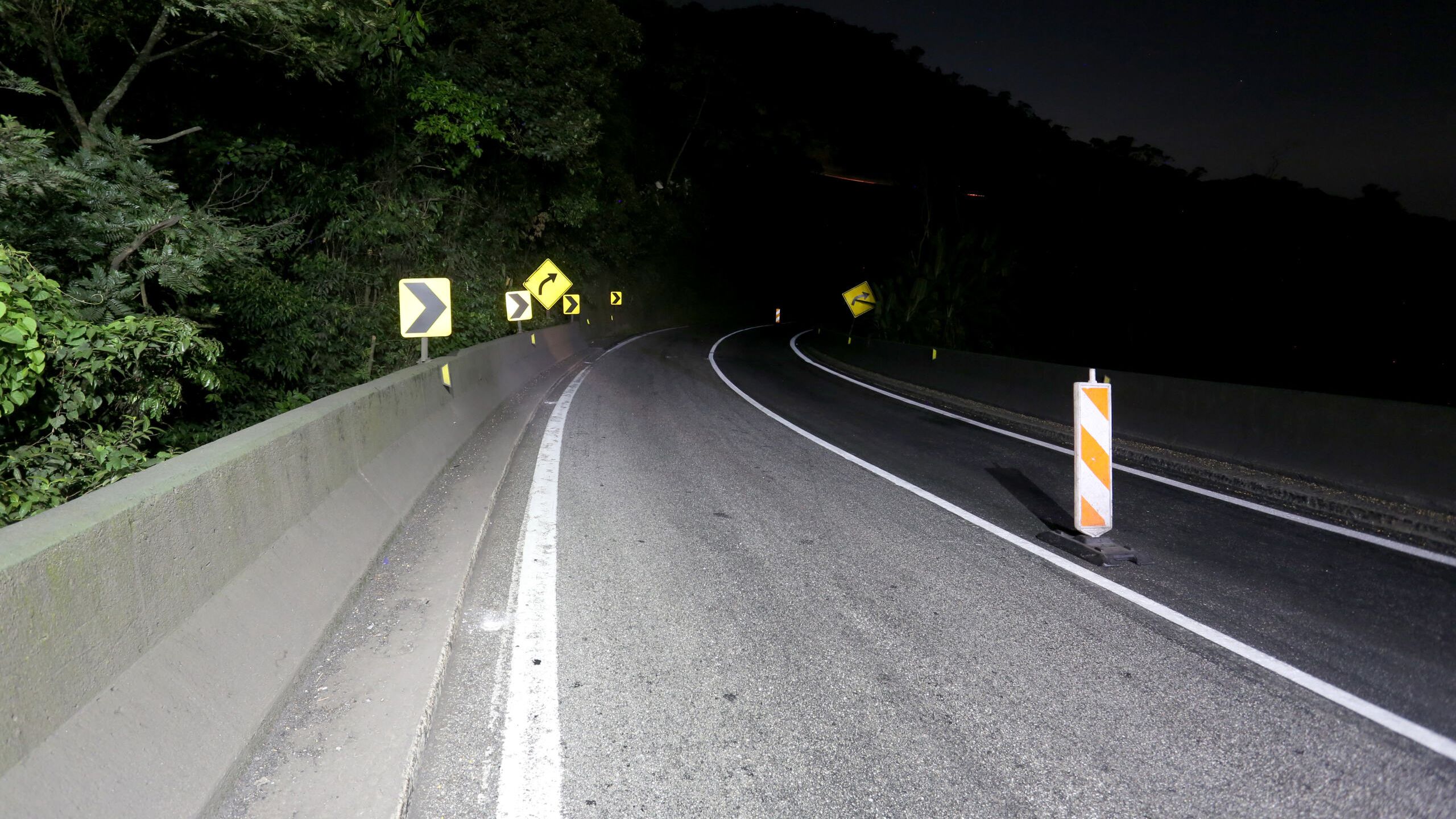 Rodovia do SAI de noite
