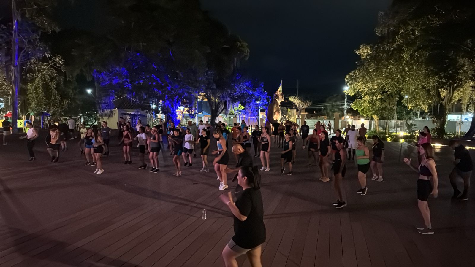 Grupo Corre se aquecendo e se alongando no parque dos Tupiniquins, antes da corrida
