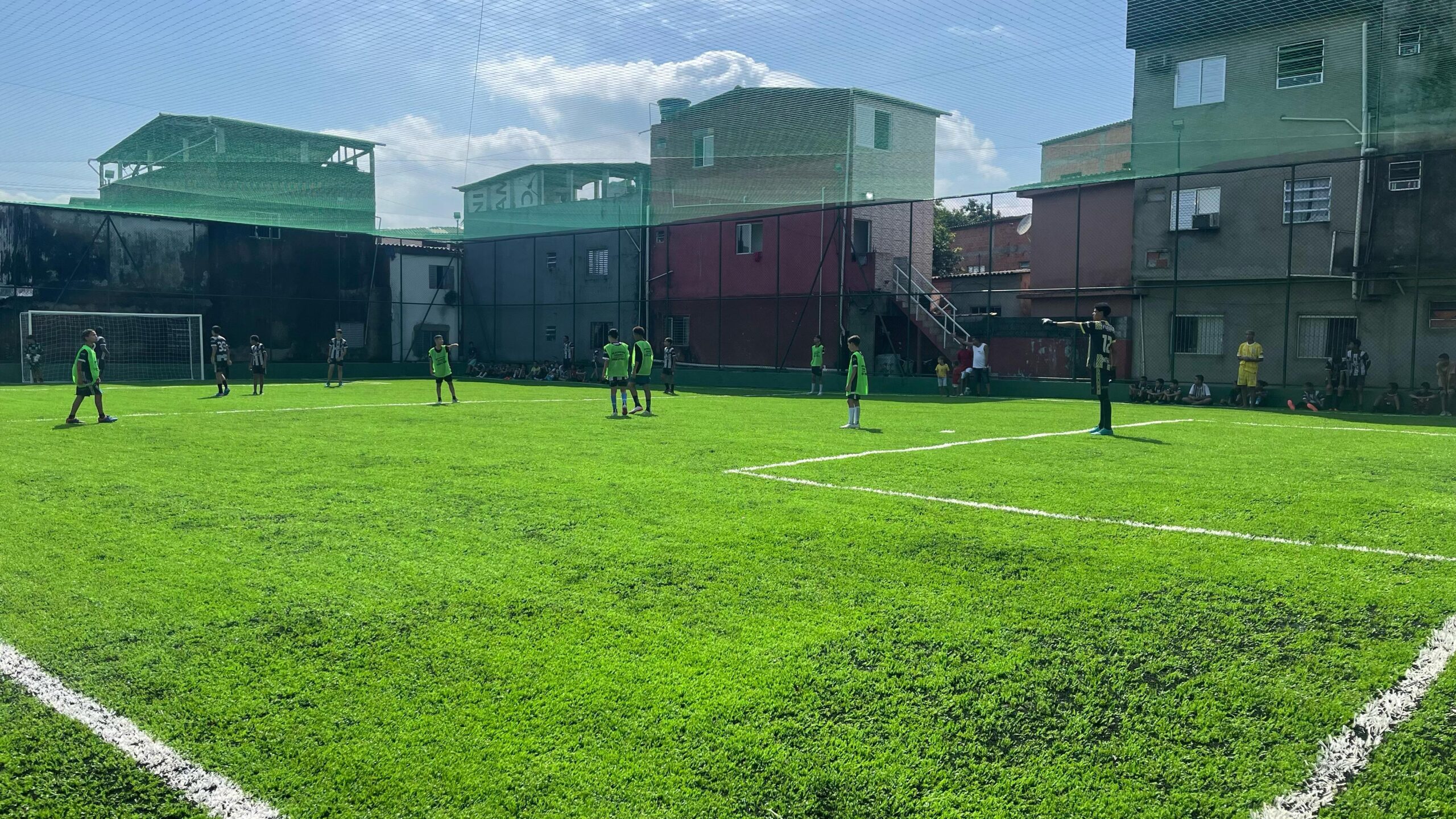 Jovens jogando futebol na nova Arena da Vila