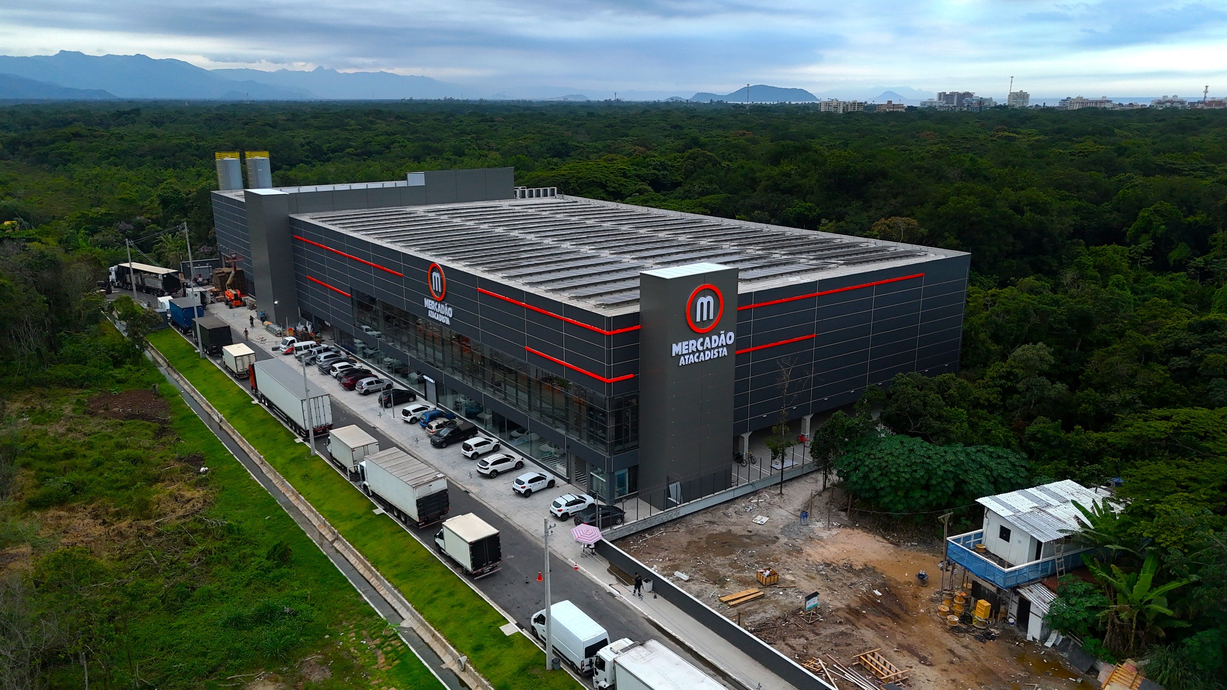 O Mercadão Atacadista, localizado na avenida Marginal A, ao lado da Peixaria da Luiza, na entrada de Bertioga