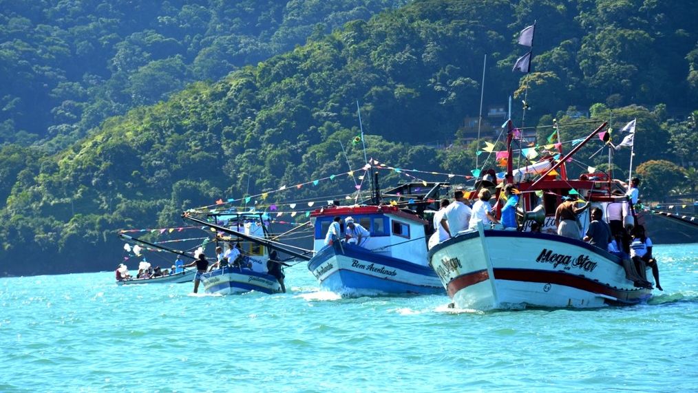 Cerimônia 'Barcos ao Mar' marca fim do defeso do camarão em Caraguatatuba