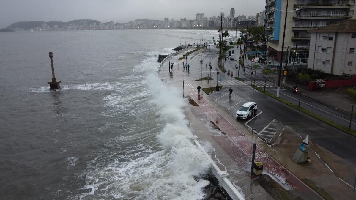 Planejamento em Santos mira mudanças climáticas e prédios tortos da orla