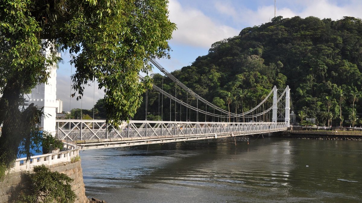 Ponte pênsil de São Vicente é interditada para demolição de prédio; veja detalhes