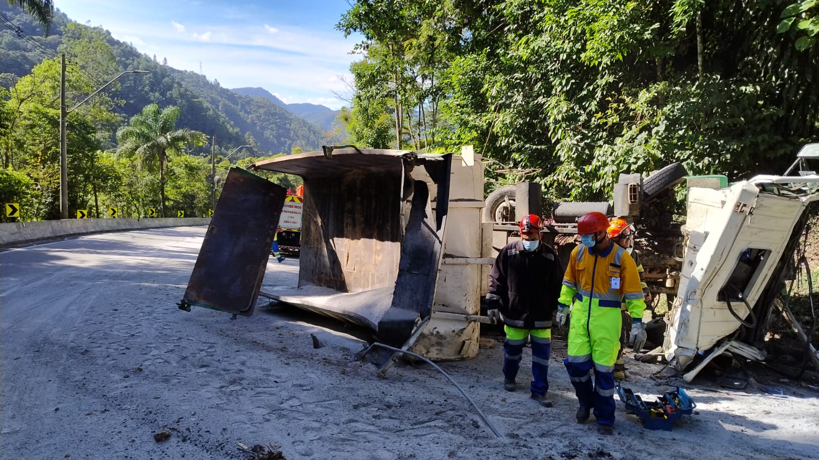 Caminhão carregado com areia tombou na rodovia dos Tamoios, no litoral norte de SP - Divulgação/11ºGB