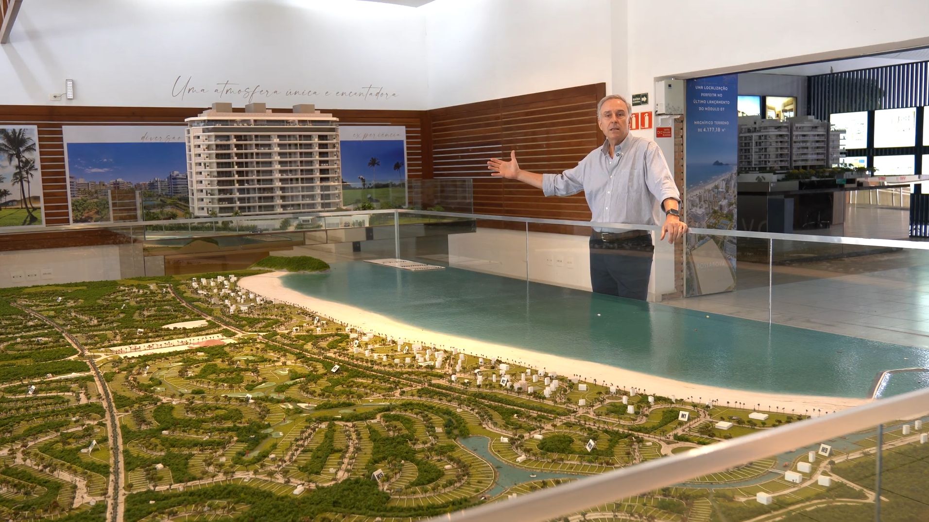 Luiz Augusto com maquete da Riviera