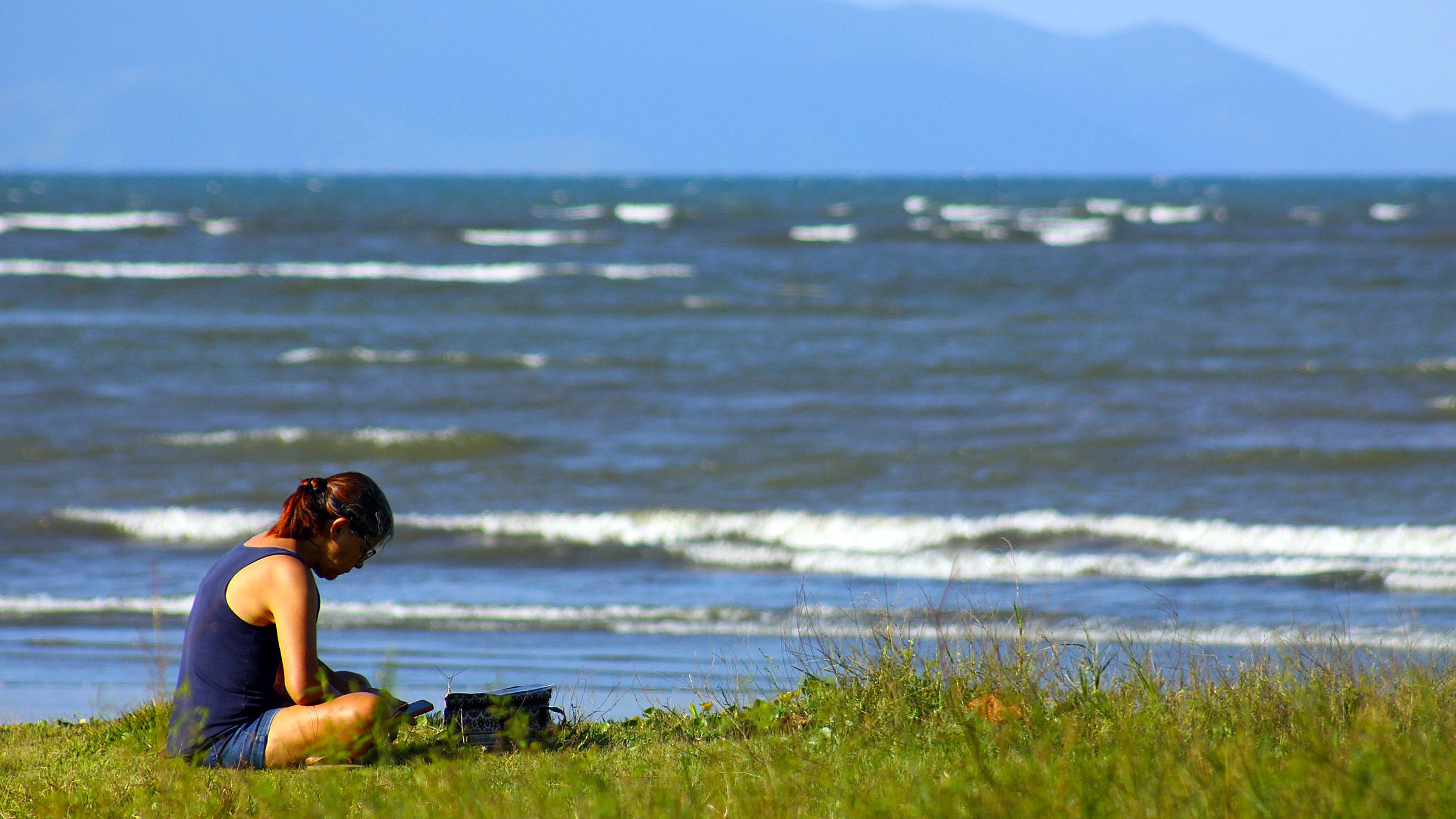 Praia do Porto Novo também é utilizada por frequentadores para colocar a leitura em dia - Foto Reginaldo Pupo