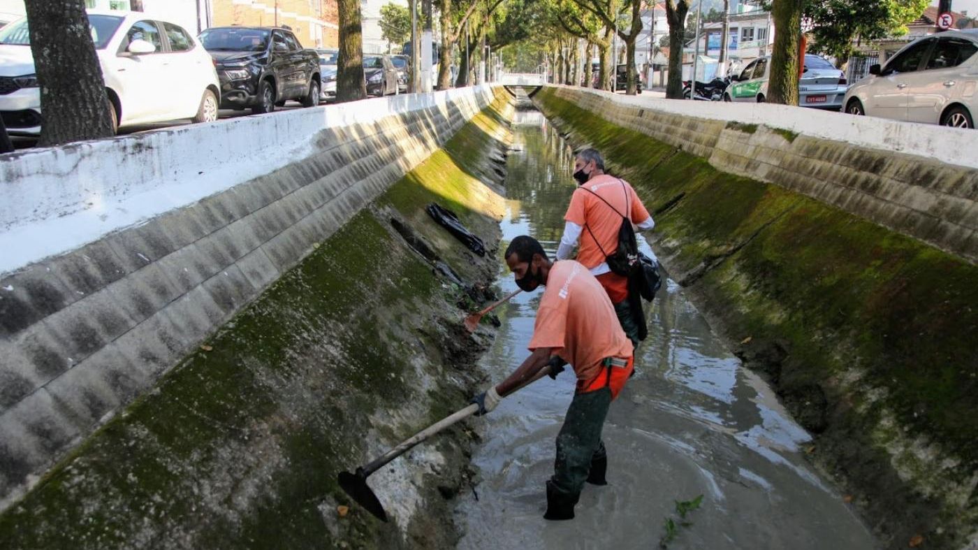 Limpeza de canal de Santos