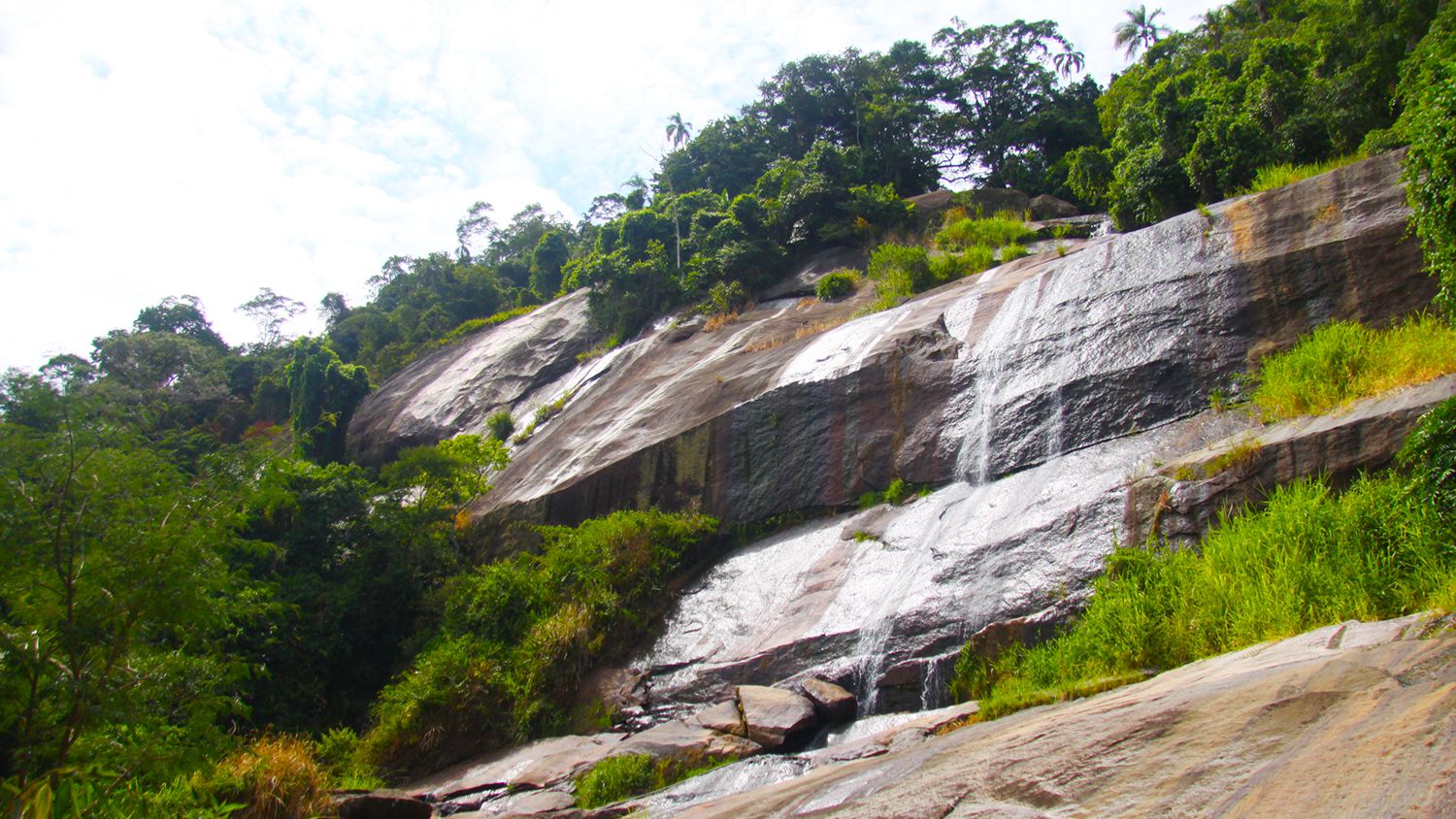 A Cachoeira da Água Branca, que fica atrás do museu, que por décadas ajudou no fornecimento de energia em Ilhabela - Foto Reginaldo Pupo
