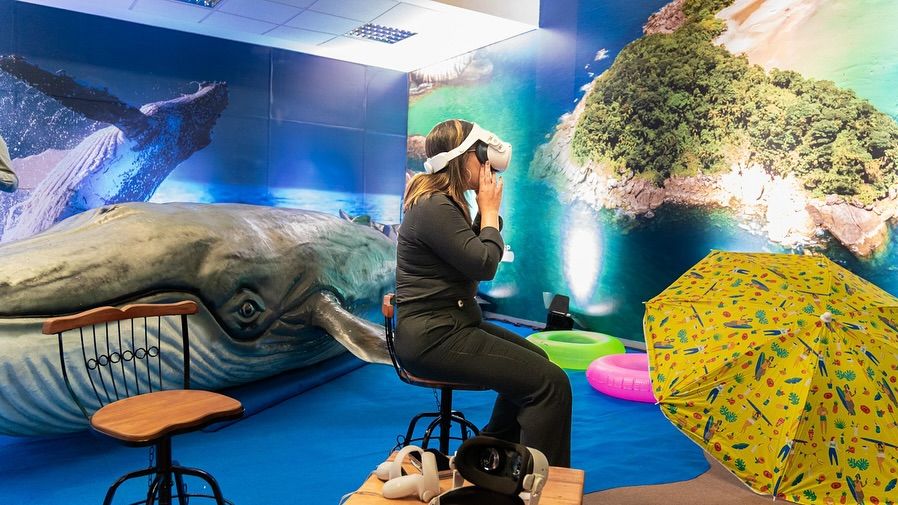 Mulher com óculos de realidade virtual