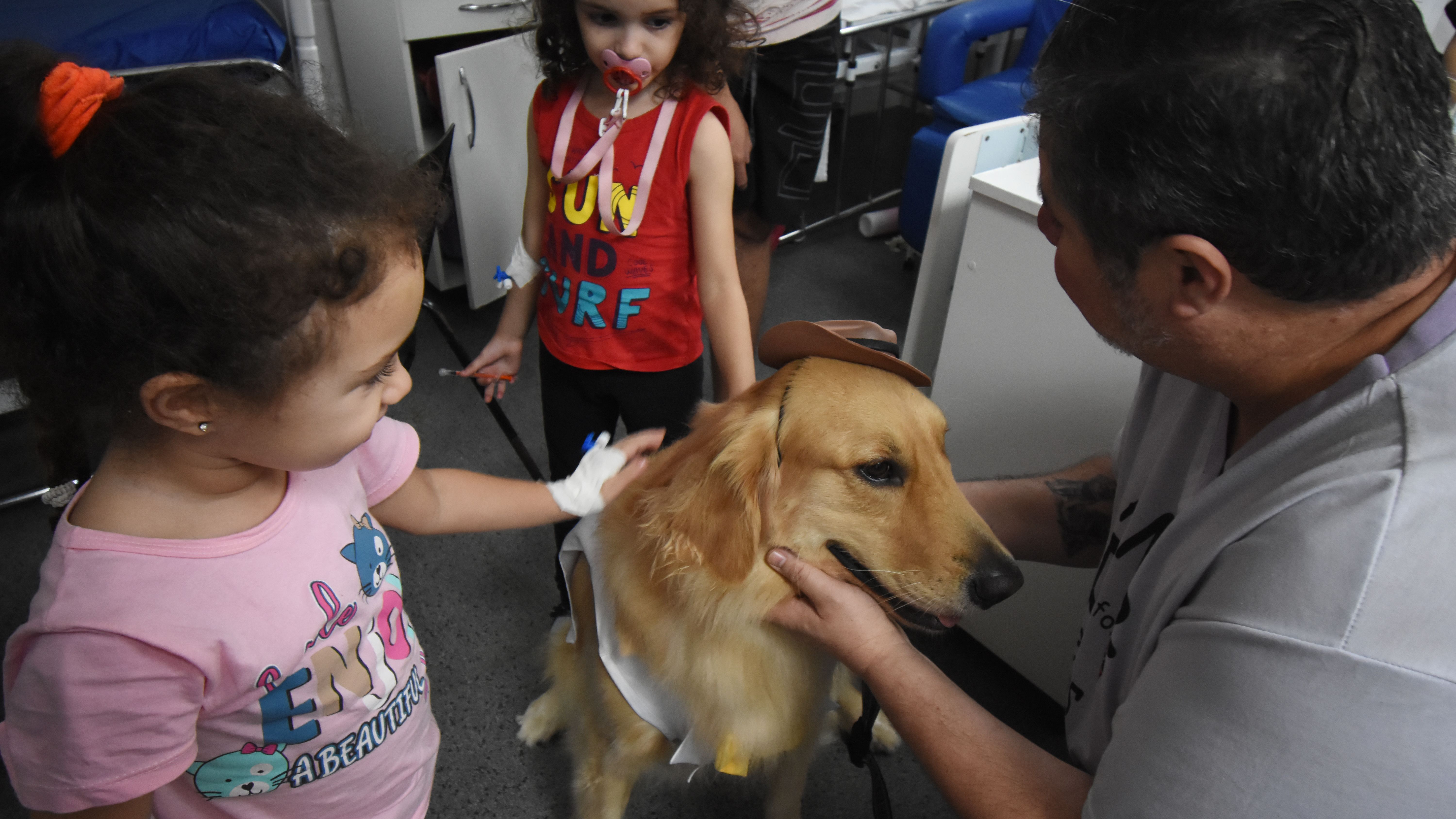 Crianças com cão terapeuta