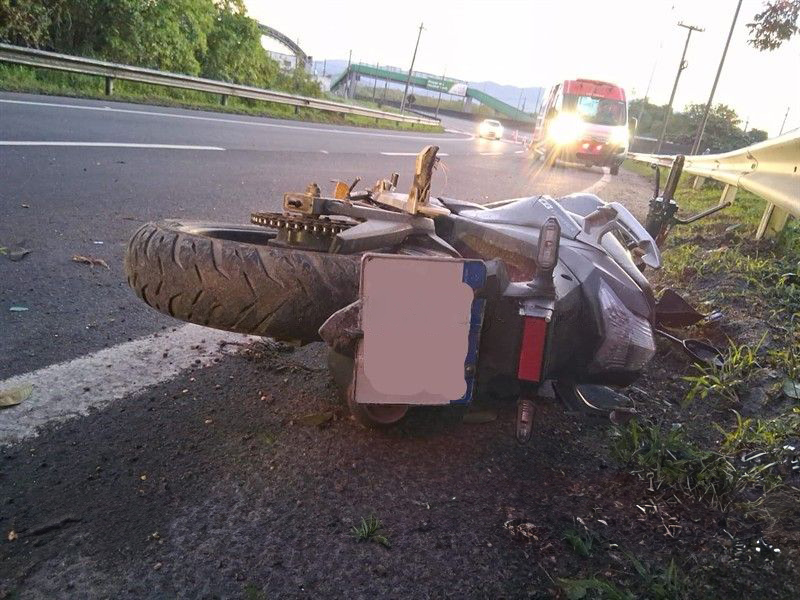 Motocicleta foi arremessada a uma distância de 43 metros |Reprodução/Artesp