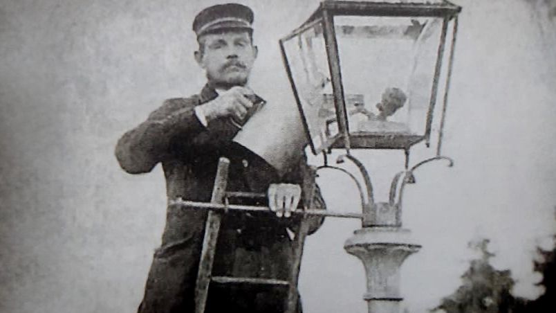 Funcionário durante abastecimento de recipiente de lampião com querosene - Reprodução Reginaldo Pupo sobre foto de autor desconhecido