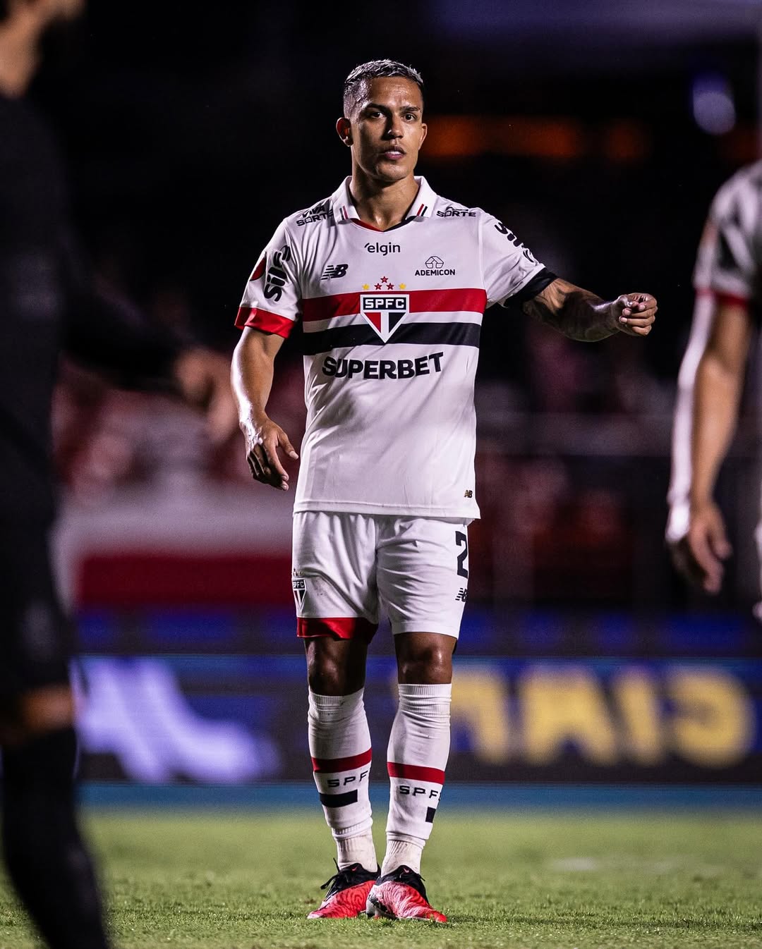 Torcida do Santos se revolta com possível contratação de jogador do São Paulo