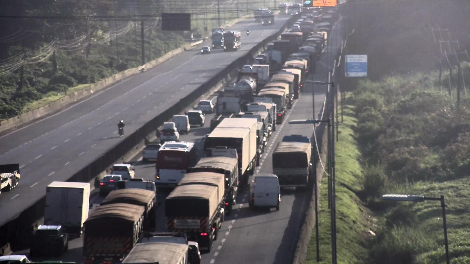 Incêndio na madrugada mobiliza bombeiros e causa trânsito em rodovia do litoral de São Paulo