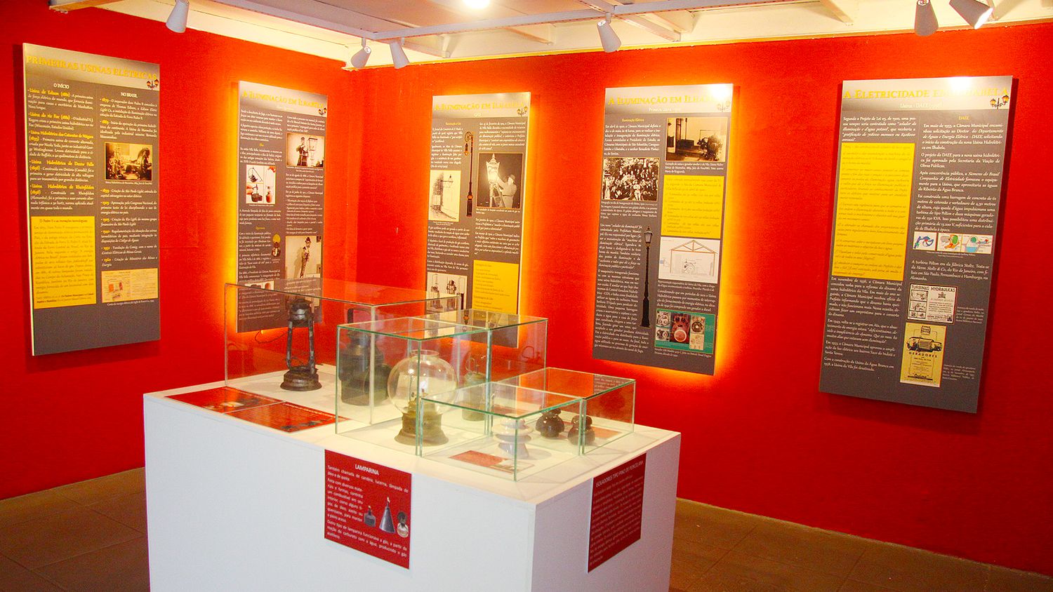 Painéis com fotos mostram a história da iluminação e energia na ilha, que teve primeira hidrelétrica do litoral norte - Foto Reginaldo Pupo