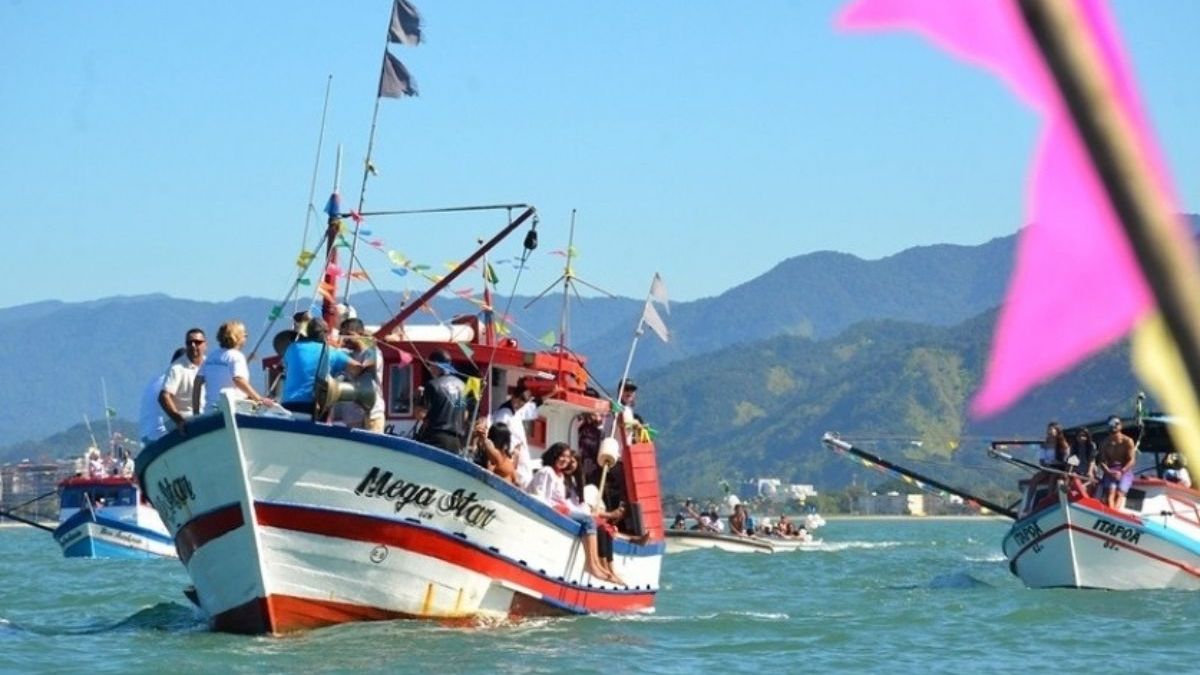 Procissão marítima em Caraguatatuba