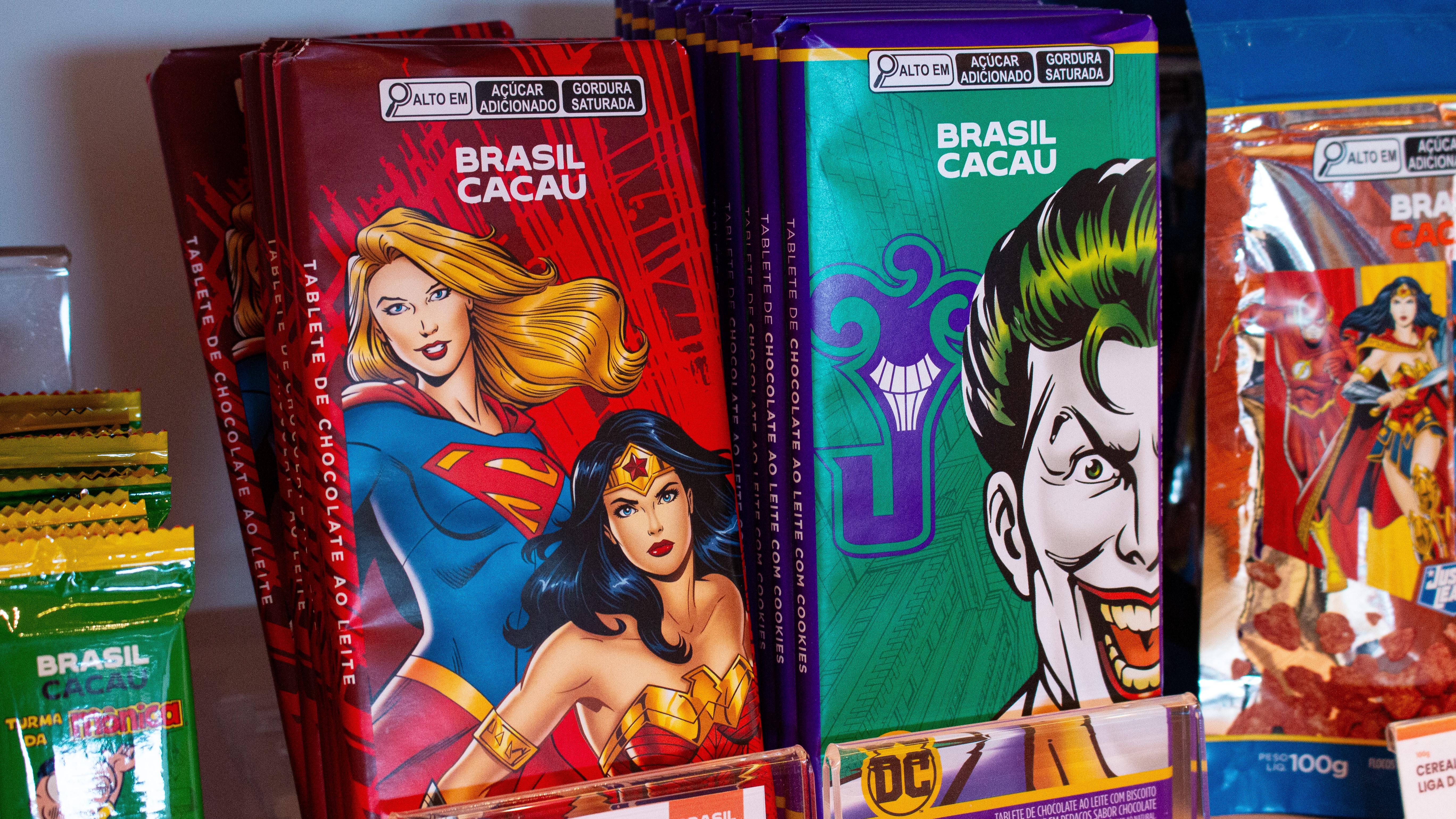 Tabletes de chocolate do Coringa e da Supergirl