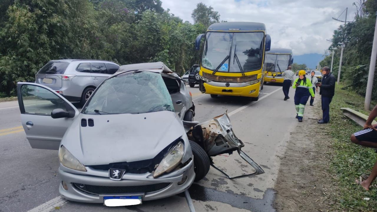 Passageiros no ônibus não ficaram feridos e foram transferidos para outro veículo da empresa - Foto: Polícia Militar Rodoviária 