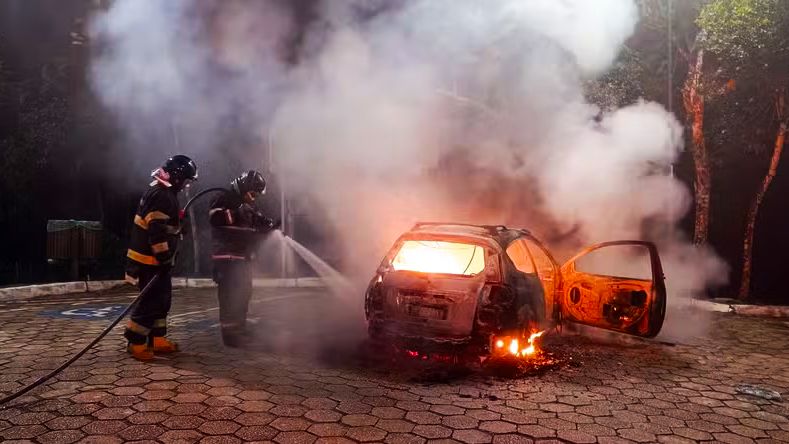 Carro que pegou fogo no Morro Santo Antônio, em Caraguatatuba - Foto Corpo de Bombeiros