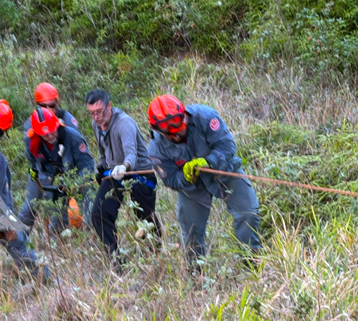 bombeiros durante resgate