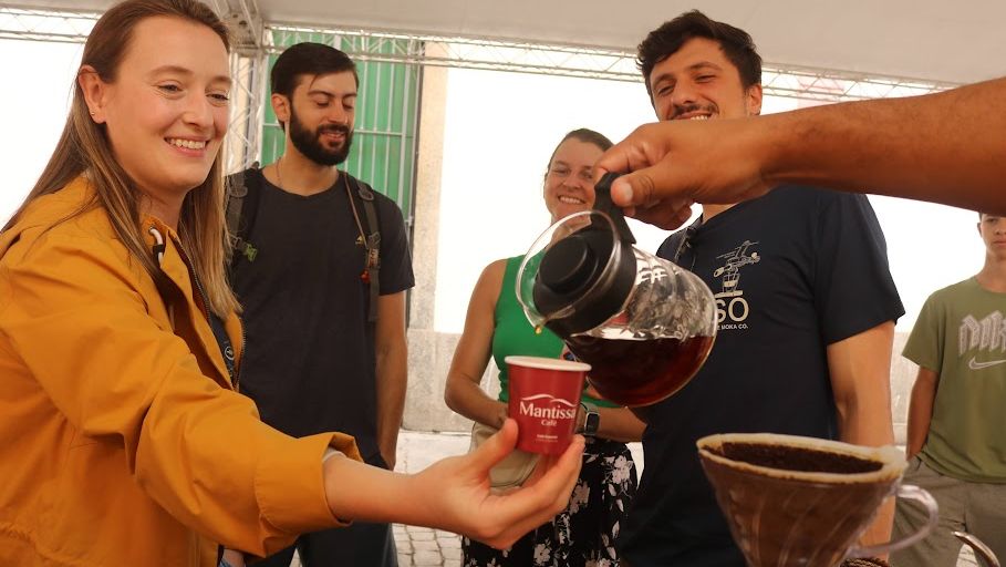 Pessoas provando café
