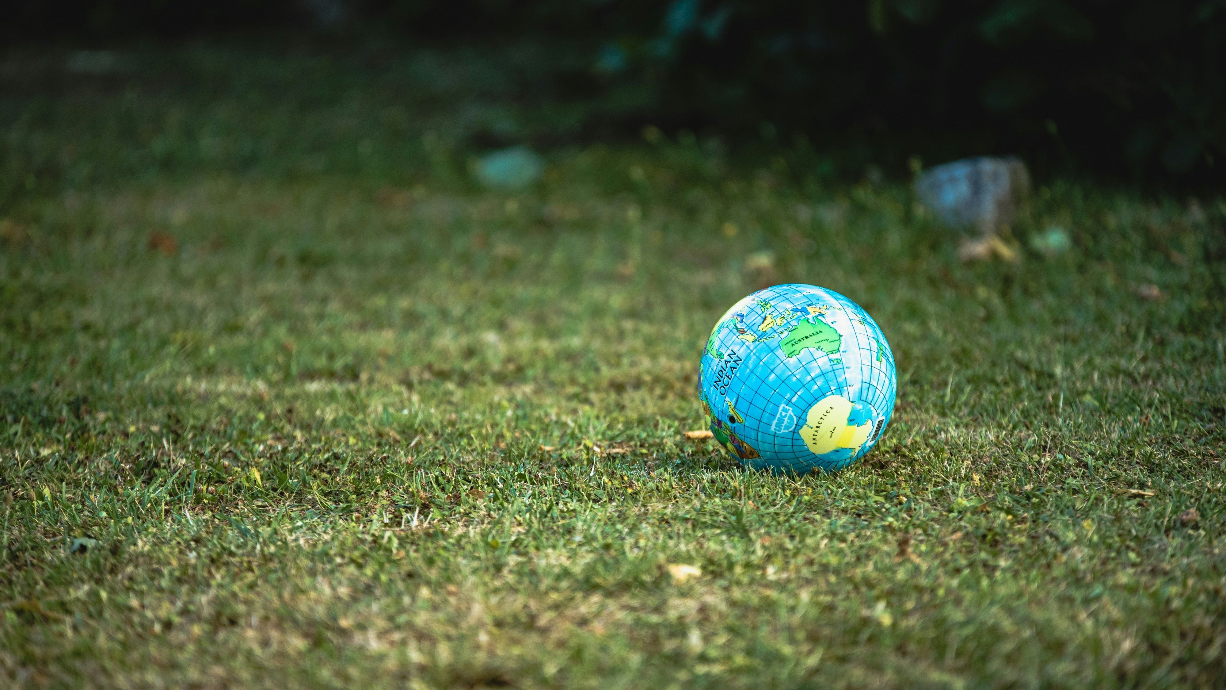 Globo terrestre em gramado