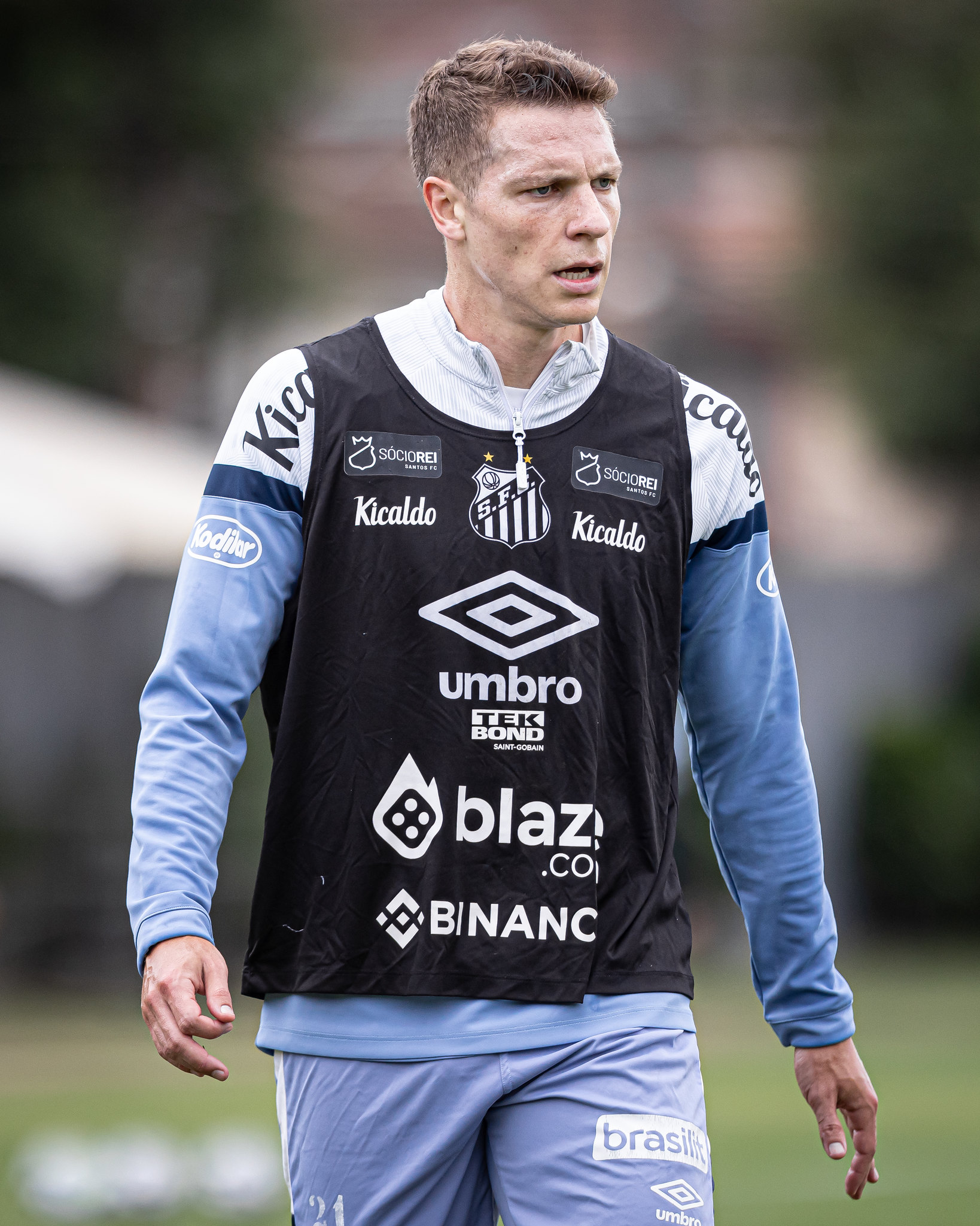 Santos chega a acordo e rescinde contrato com jogador de salário altíssimo