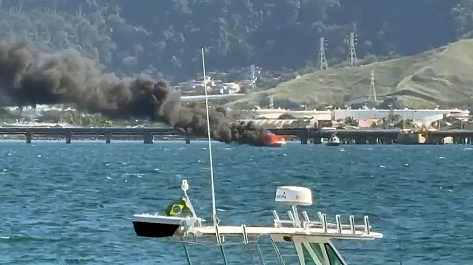 lancha incendiada entre São Sebastião e Ilhabela