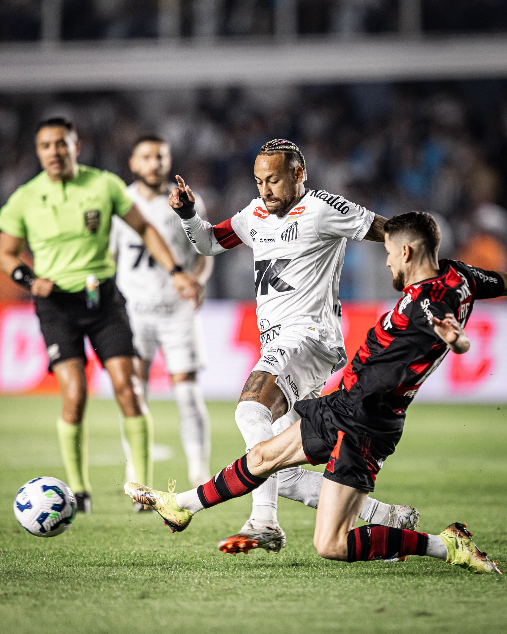 Em noite inspirada de Neymar, Santos bate o líder Flamengo na Vila Belmiro