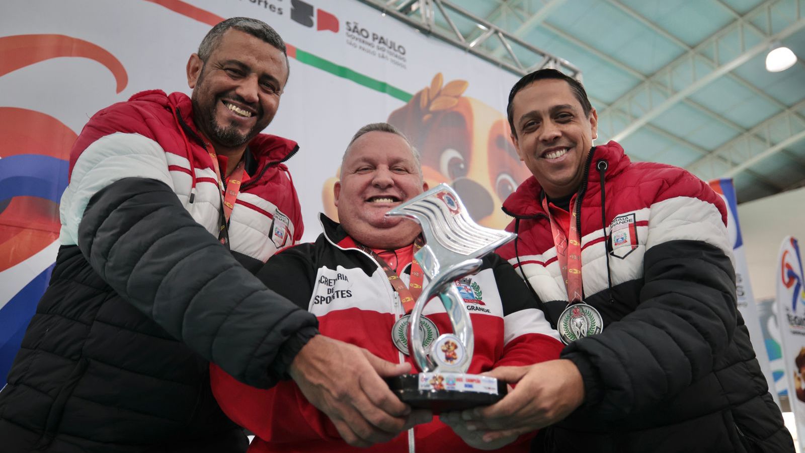 Equipe de Praia Grande com troféu dos Jogos Regionais