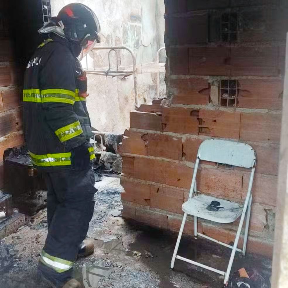 Residência em que corpo foi encontrado carbonizado, em Ubatuba - Foto Corpo de Bombeiros -