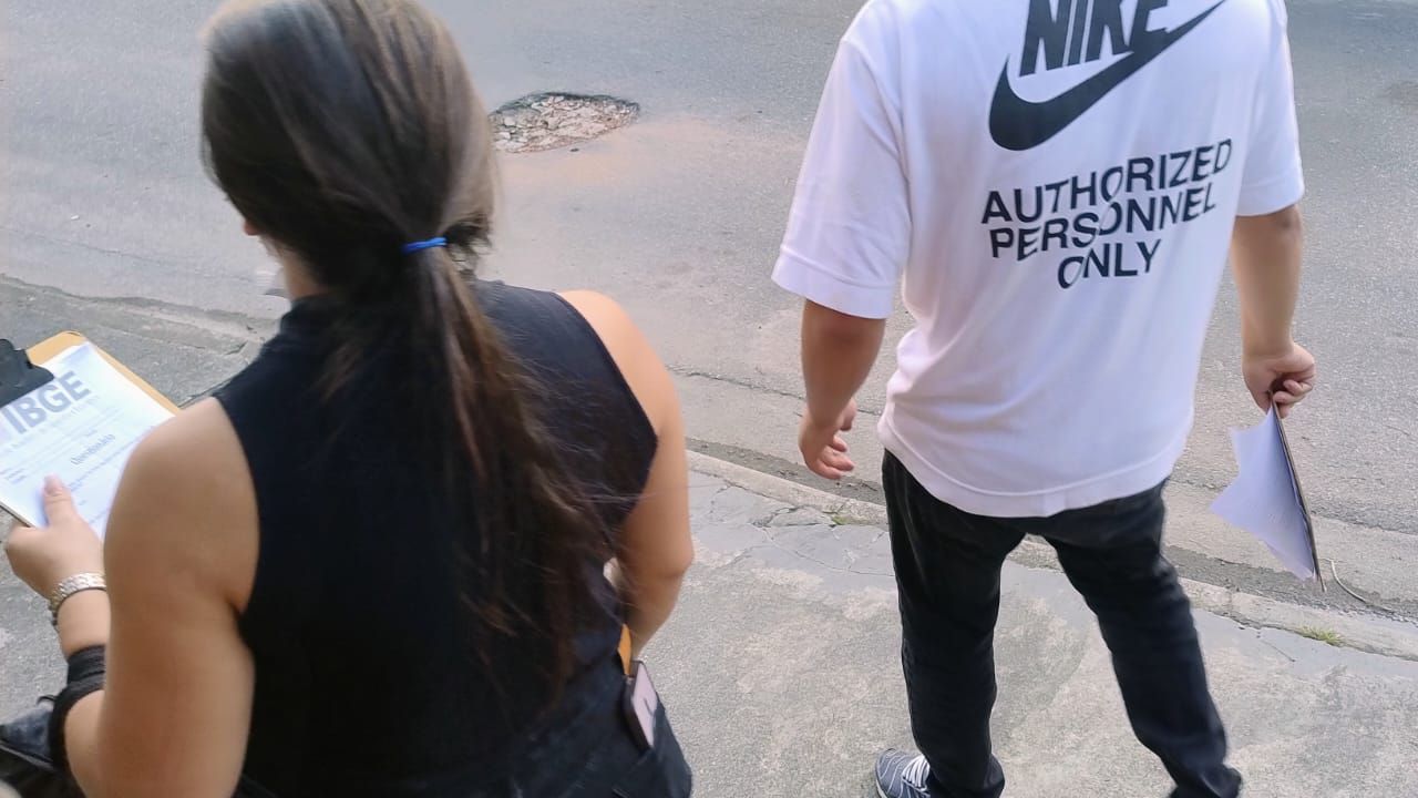 Os suspeitos forçaram a entrada no imóvel - Reprodução/Internet