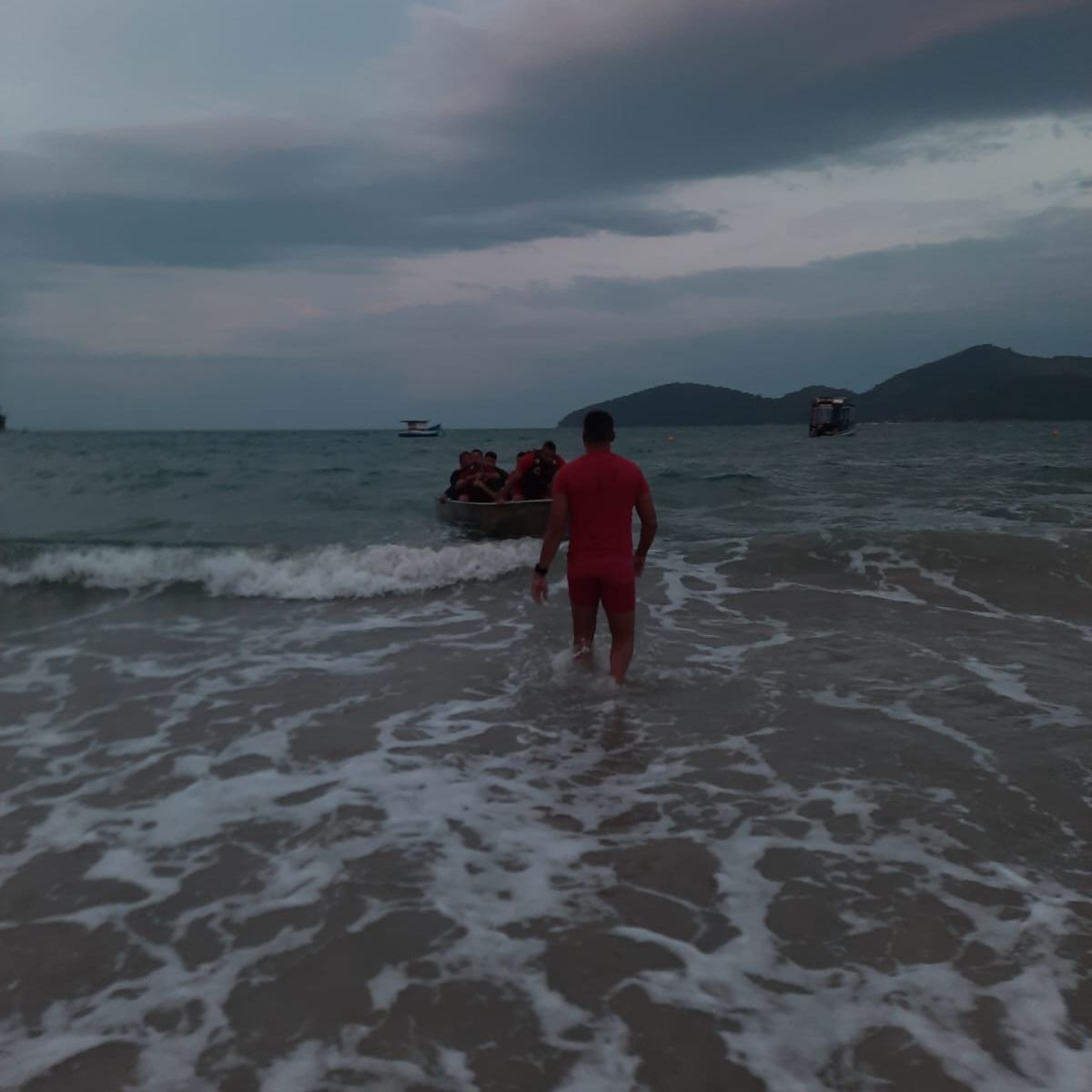 A atuação conjunta foi essencial diante das condições adversas do mar - Divulgação/11ºGB