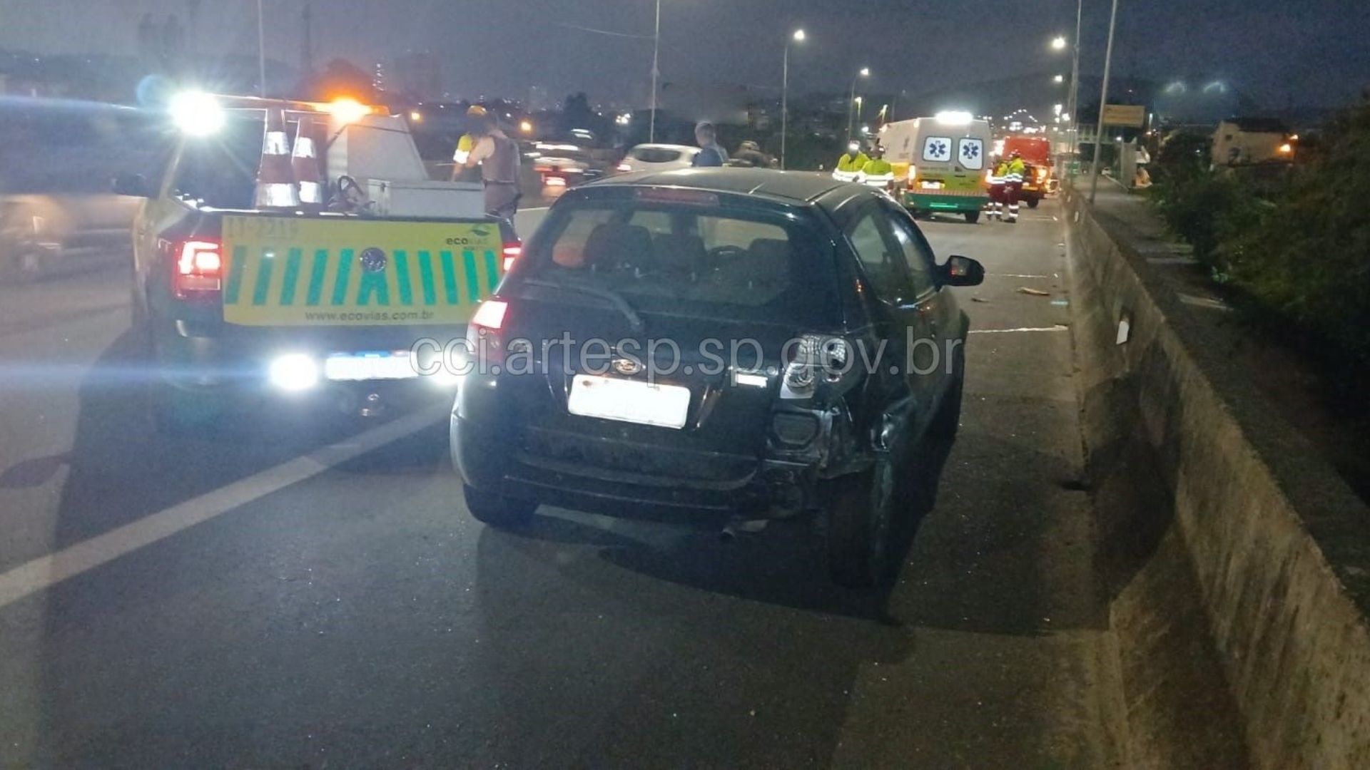 Passageira de moto morre atropelada por ônibus em rodovia do litoral de SP