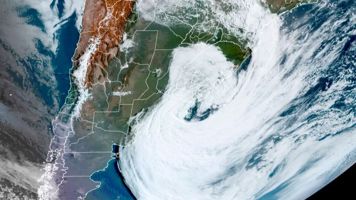 Ciclone em imagem de satélite