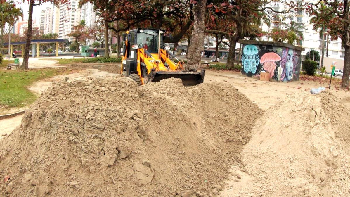 Remanejo de areia na praia em Santos