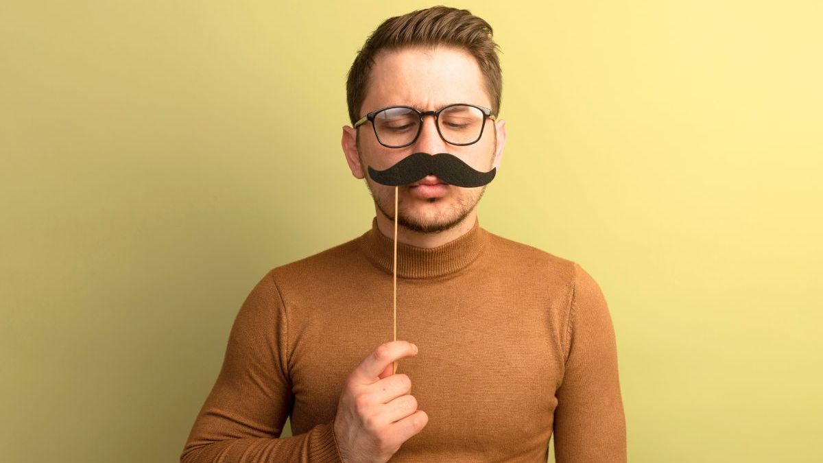 Homem com bigode falso
