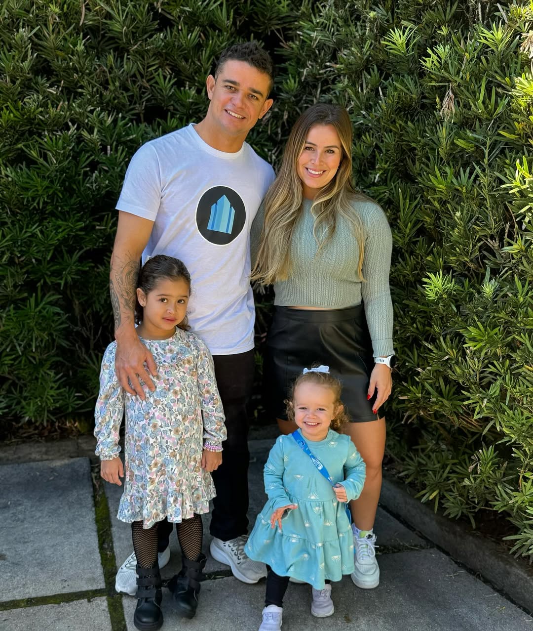 Filha de surfista profissional impressiona no skate e no surfe com apenas 3 anos; veja