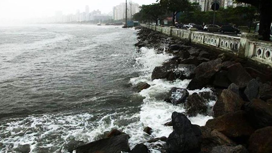 Mar agitado em Santos