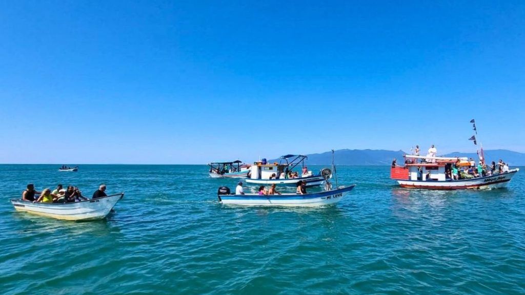 Procissão marítima em Caraguatatuba