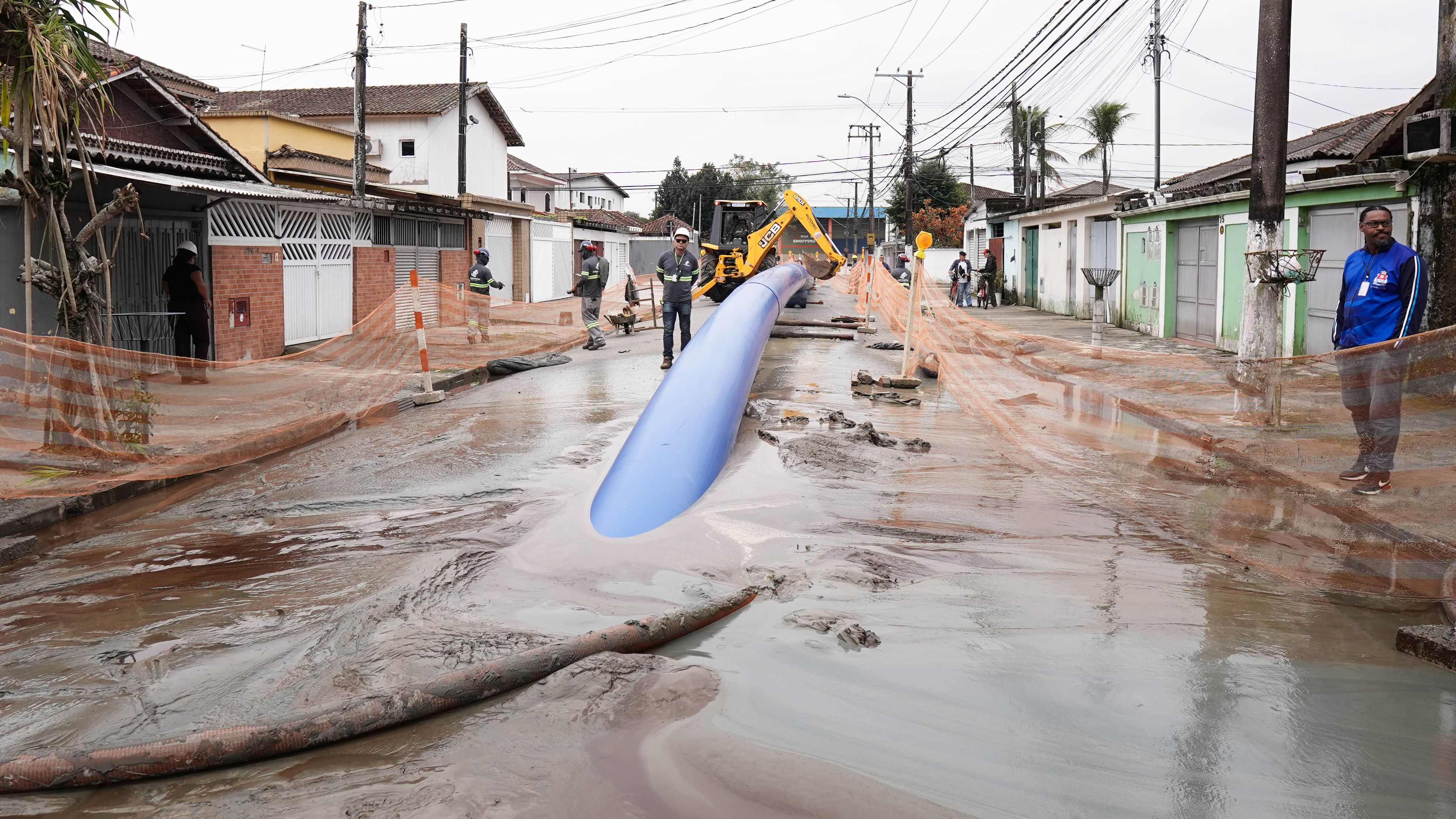 Instalação de tubos do trecho terrestre, em Vicente de Carvalho, começou na terça-feira (5) - Divulgação/Sabesp