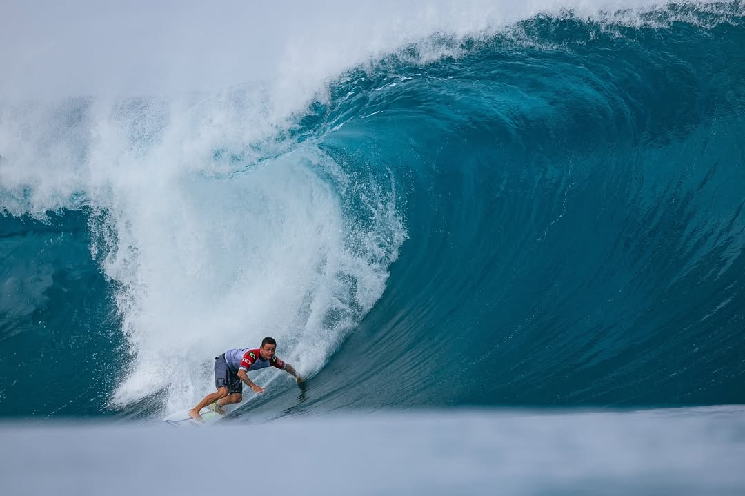 Filha de surfista profissional impressiona no skate e no surfe com apenas 3 anos; veja