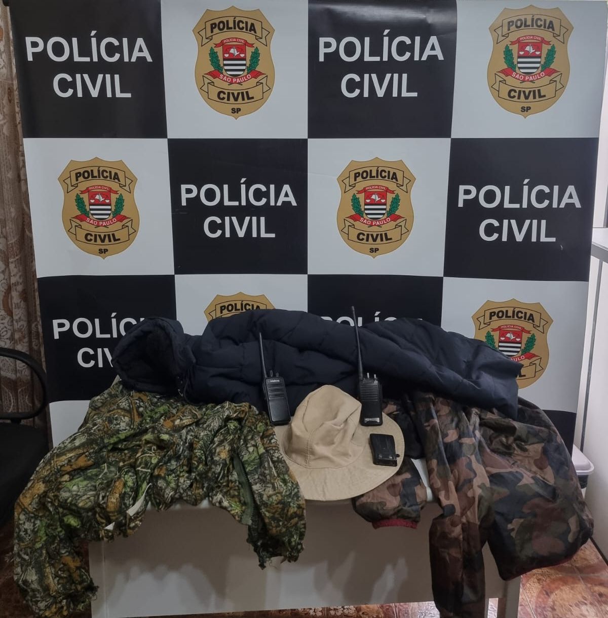Polícia apreendeu rádios e roupas que teriam sido usadas em crimes anteriores - Divulgação/Polícia Civil