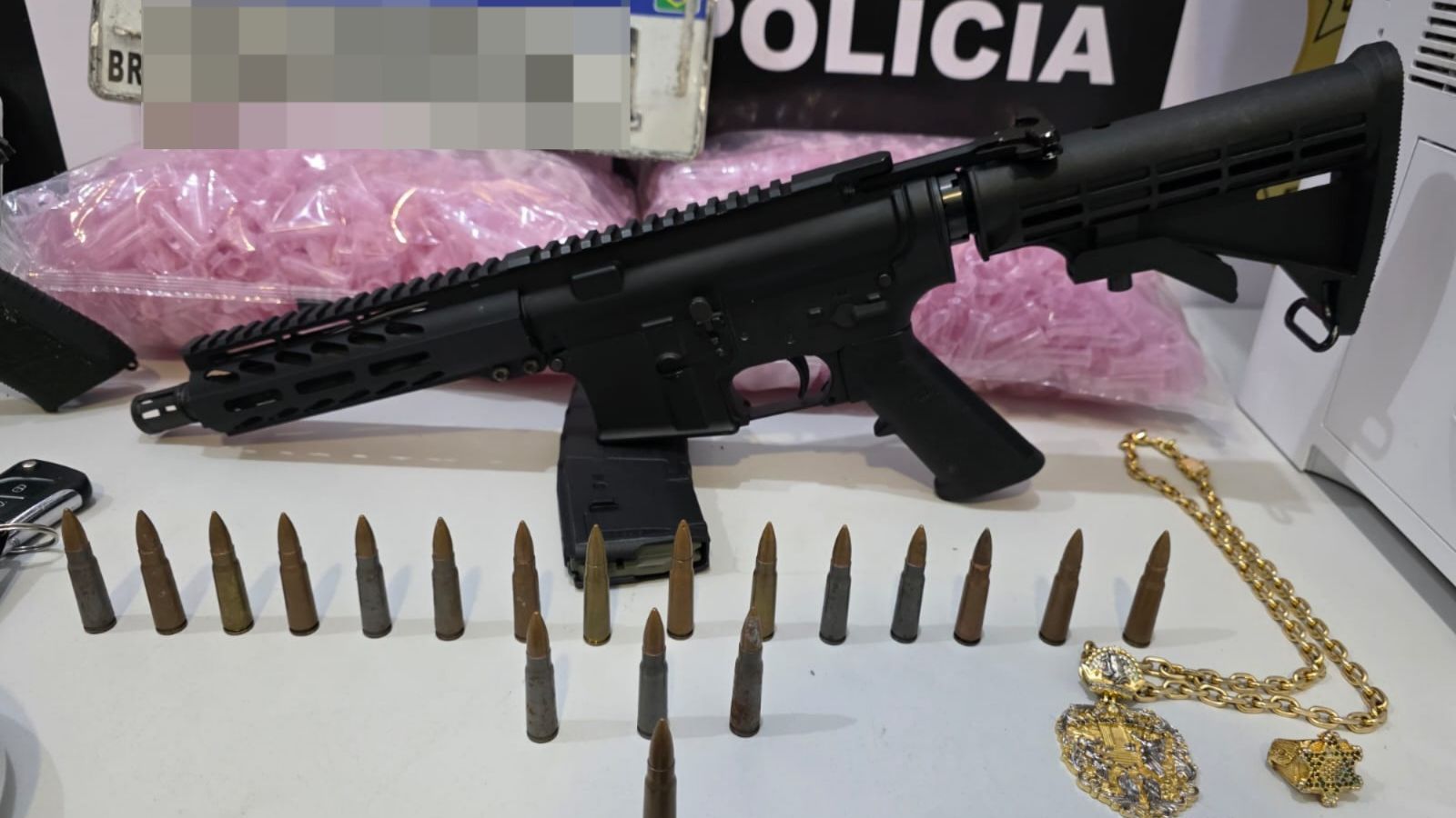 Armas e outros objetos apreendidos durante operação policial