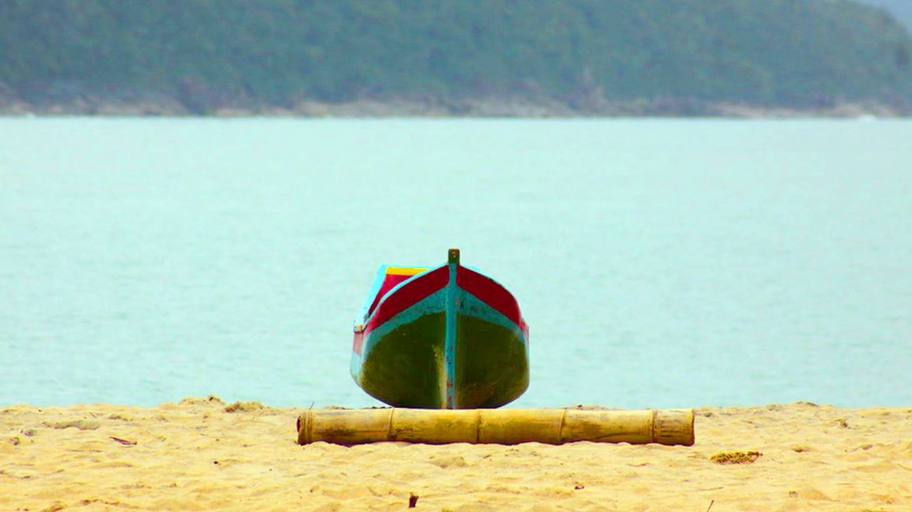 Canoa típica caiçara na Ilha do Prumirim, em Ubatuba - Foto Reginaldo Pupo