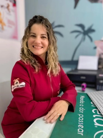 Carolina Ohelmann, veterinária e sócia-proprietária da clínica Petit Colosso | Reprodução